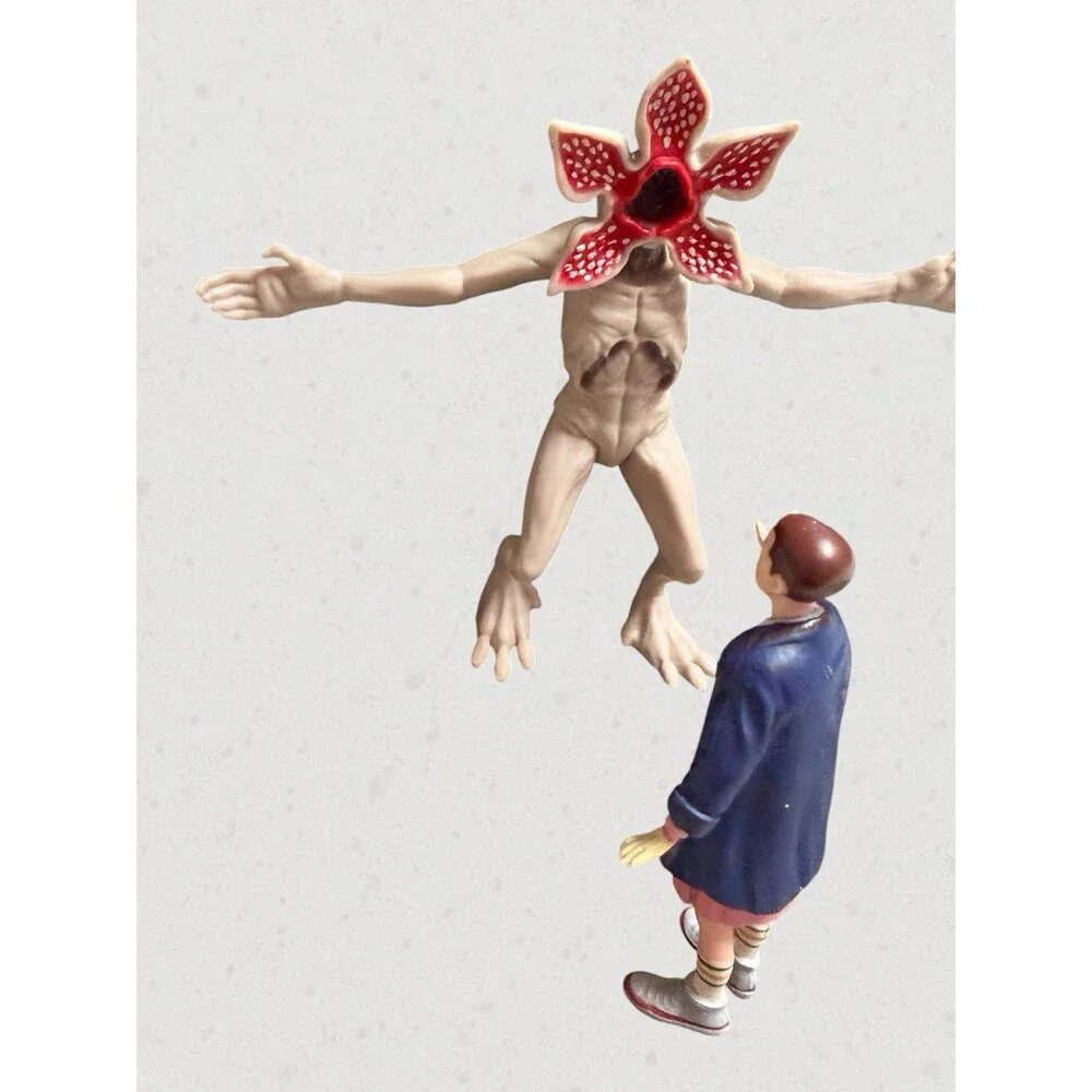 Netflix Stranger Things VHS Stars Eleven vs Demogorgon Diorama Playset